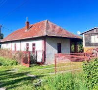 Családi ház Zsérén, Nyitra járásban, piros tetővel és kerítéssel.