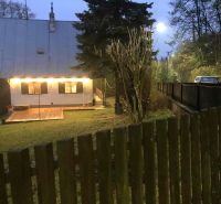 Családi ház Felsőszentmártonban a Felsőszentmártoni utcán, kivilágított terasszal és kapuval.