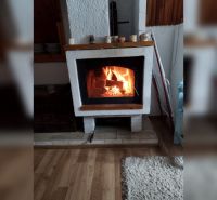 A családi házban egy kandalló található fa dekorációjú padlón.