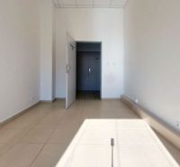 Iroda belső tér fehér falakkal és világos kerámia padlóburkolattal.