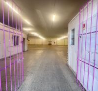 Rácsos és világítással ellátott tér, amely raktárak és csarnokok számára szolgál.