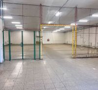 Raktárak és csarnokok belső tere csempével és fém kerítéssel.