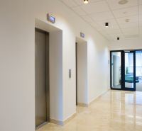 Az irodákban látható a folyosó liftekkel és világos márványburkolatú padlóval.