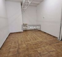 Iroda belső tér fehér falakkal és barna csempével.