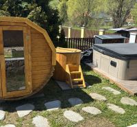 Szauna, fürdődézsa és pezsgőfürdő a Turíkban, Rózsahegy körzetében található ház előtt.