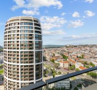 Kilátás az erkélyről a Továrenská utcára, panorámával és magasházzal.