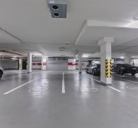 Továrenská utcai mélygarázs, tágas földalatti parkoló a 3 szobás lakás közelében.