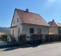 Családi ház Podhájban piros tetővel és kerttel, Besztercebánya kerület.