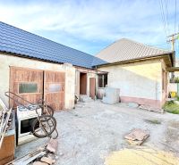 Családi ház Sopornyán két tetővel és gondozatlan udvarral.