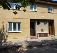 Az épület homlokzata a J. Emanuela utcában Vrbovéban, alkalmas egy 2 szobás lakás számára.
