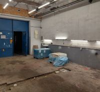 Raktárak és csarnokok kék ajtókkal, világítással és fa dekorációjú padlóanyagokkal.