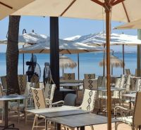 Kellemes kültéri ülőhely a La Manga del Mar Menor-i üdülő apartmanban a strand közelében.