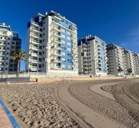Nyaraló apartmanok La Manga del Mar Menorban, Spanyolország, tengerparti és tengeri kilátással.
