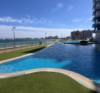 Tengerre néző medence a La Manga del Mar Menor üdülőapartmanban, Spanyolország.