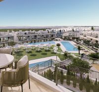 Kilátás egy torreviejai kétszobás lakás erkélyéről, medence és kinti napozóágyak.