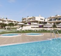 Apartmanok medencével és napozóágyakkal Torreviejában, amelyek alkalmasak 2 szobás lakások számára.