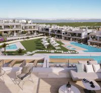 Luxusos lakókomplexum Torreviejában medencékkel, kerttel és kilátással a lagúnára.