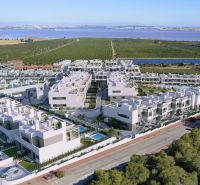 Kilátás a Torreviejában lagúnáig nyúló lakókomplexumra, amely 2 szobás lakásokat kínál.