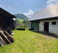 Családi ház Liptovská Lúžná-ban kerttel, fa pavilonnal és hegyi tájjal.