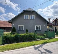Családi ház Liptovská Lúžná-ban kerttel és kerítéssel egy napos napon.