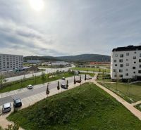 Kilátás egy egyszobás lakásból a pozsonyi Lamač városrészben, a Hany Ponická utcában, parkolóhelyekkel.