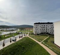 Pozsony-Lamacsban, a Hany Ponická utcában modern épületek és parkoló találhatók.
