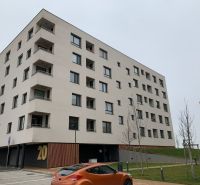Hana Ponická utcai lakóház, Pozsony - Lamač, parkolási lehetőséggel az épület előtt.