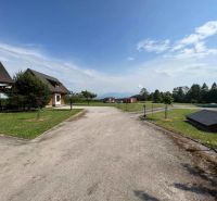 Házikó Liptószentmiklóson, felhajtó út, füves terület és kilátás a hegyekre.
