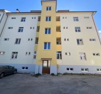 Konténerház Besztercebányán, bejárat előtti parkolóval.