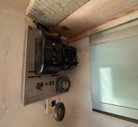 Régi elektromos elosztószekrény a garázsban, régi biztosítékokkal és aljzatokkal.