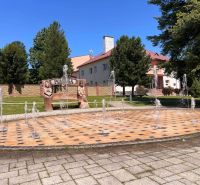 Szökőkút és pad faragott alakokkal Polomka községben.