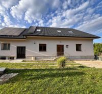 Családi ház Krmešben, Liptószentmiklóson, napelemekkel és rendezett előkerttel.