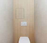 WC fa hatású padlóval egy 4 szobás lakásban.