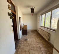 Előszoba egy családi házban csempével, faldekorációkkal és világítással.