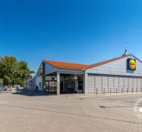 Lidl üzlet Pozsonyban - Petržalka, Vígľašská, parkolóval és vásárlókkal.