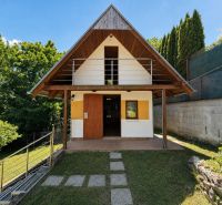 Klučina ház Považská Bystricában, természet által körülvéve, fa részletekkel.