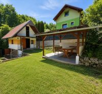 Házikó Klučina-n Považská Bystricában, pavilonnal és gyepes területtel, zölddel körülvéve.