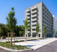 Lakóház az Ivanská úton, Ružinovban, Pozsonyban, zöldövezet és parkolási lehetőség veszi körül.