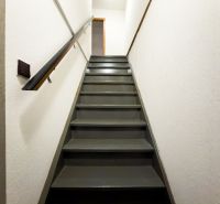 Lépcső fekete korláttal a családi házban.