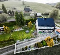 Családi ház Makovban tágas kerttel és fákkal, madártávlatból.