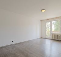 Nappali egy háromszobás lakásban, fa dekoros padlóval és nagy ablakkal.