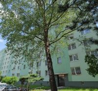 Považská Bystrica, Štúrova: Panelház fákkal és az utcán parkoló autókkal körülvéve.