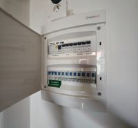 Elektromos elosztószekrény egy kétszobás lakásban nyitott ajtókkal és aljzattal.