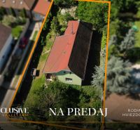 Családi ház madártávlatból Hviezdoslavovban, zölddel és kerttel körülvéve.