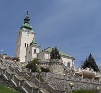 Egy templom toronnyal, lépcsővel és zölddel körülvéve Rózsahegyen.