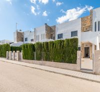Nyaraló apartman Cala Muradában, Mallorcán, sorház beépítéssel, zölddel körülvéve.