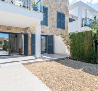 Cala Murada Mallorca-i nyaraló apartman terasszal, kőfalakkal és kerttel.