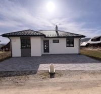 Családi ház Ižipovceban parkolóhelyekkel és cseréptetővel a napos ég alatt.