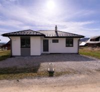Családi ház Ižipovceben egyszerű homlokzattal és ferde tetővel napos telken.