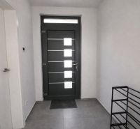 A belső térben látjuk a bejárati ajtót, fehér falakat és padlócsempét, amin kulcsok vannak.